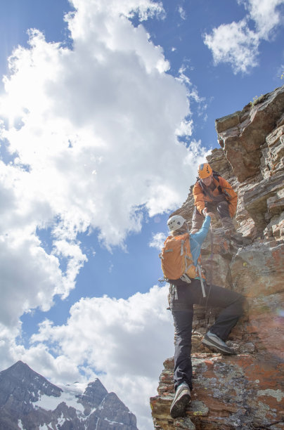 登山向导在山脊上帮助客人图片下载