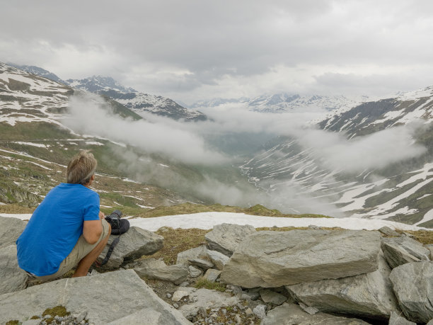 摄影师拍摄山景图片下载
