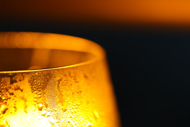 琥珀色的背光玻璃与饮料，近距离微距图像照片。图片下载