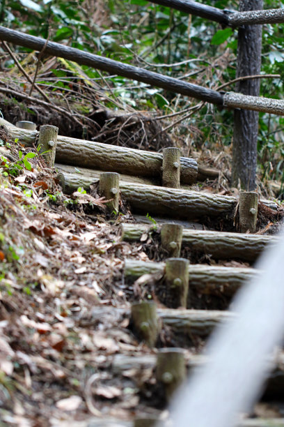 石质石质楼梯铺装在山心和沟槽中。这张照片拍摄于一个阳光明媚的冬日，有着高对比度的阴影，图片下载