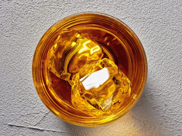 吧台上放着一杯优雅的加冰威士忌。图片下载