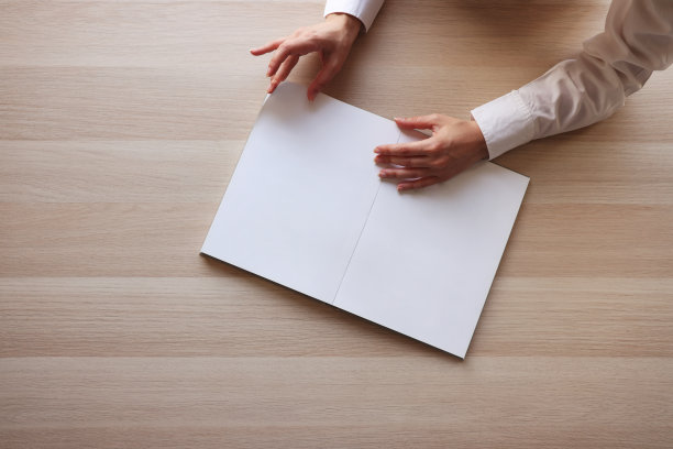 手拿着空白的杂志页图片下载