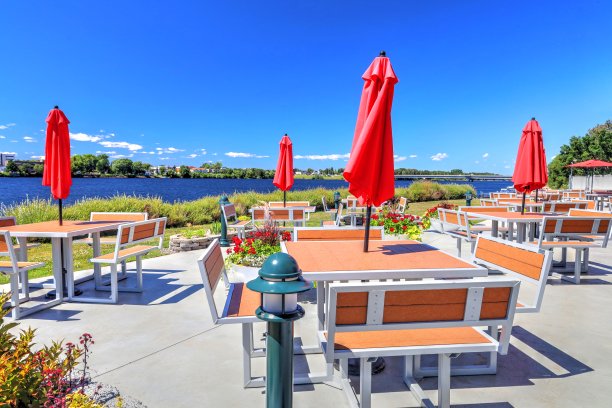 河边小酒馆露台桌子图片下载