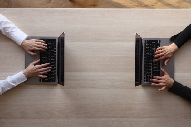 两个人用笔记本电脑在有拷贝空间的桌子上图片下载