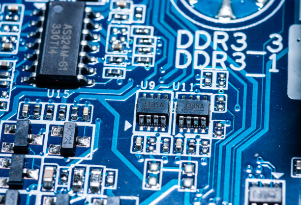 计算机电路板、处理器、电子元件、芯片及电容器。图片下载