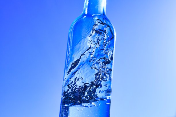 车后座的瓶子里有液体和气泡图片下载