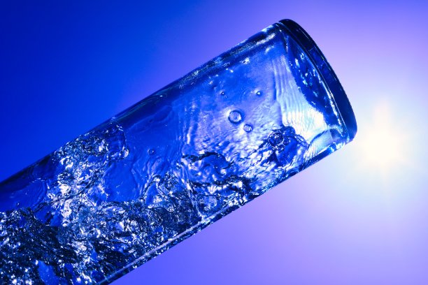 车后座的瓶子里有液体和气泡图片下载