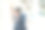西装男把脸藏在帽子后面。商人是反映在办公楼的玻璃。图片下载