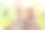 妈妈和女儿一起玩，为快乐的复活节画彩蛋。幸福的家庭为复活节做准备。可爱的兔子耳朵戴在头上图片下载