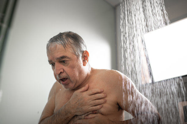 一名高级男子在洗澡时感到胸痛图片下载