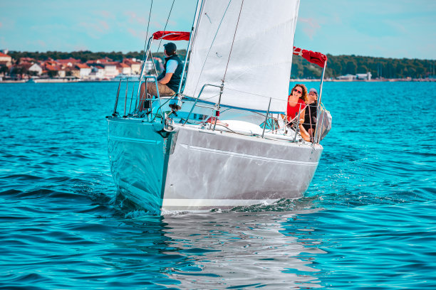 帆船比赛期间的帆船船员图片下载