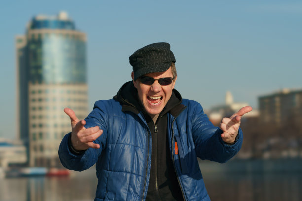 春天阳光明媚的户外帅哥摄影图片下载