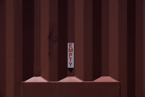 红色容器上有空标志图片下载