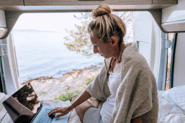 在露营车上在线工作的女人图片下载