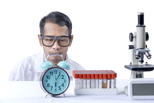 亚洲书呆子科学家桌上放着显微镜和医用管架图片下载