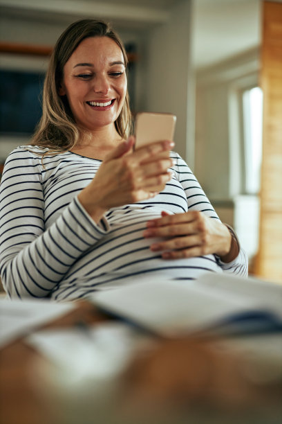 孕妇在家工作时使用手机图片下载