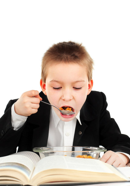 小学生在教室里吃饭图片下载