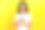 兴奋、快乐、惊讶的亚洲深色长发女孩，穿着休闲t恤，手里拿着智能手机，站在一个孤立的橙色背景上，惊讶地看着镜头图片下载