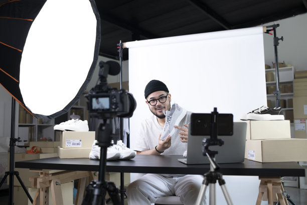 亚洲男性博主或视频博主看着相机评价产品。图片下载