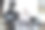 亚洲男性博主或视频博主看着相机评价产品。图片下载