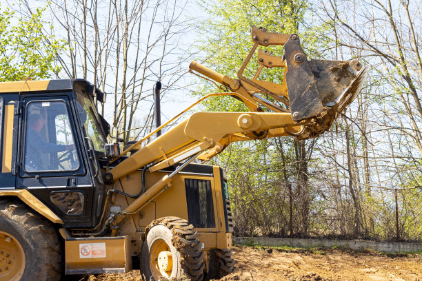 挖掘机在村里挖土图片下载