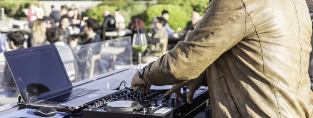 水平横幅或标题与音乐播放音乐为游客在俱乐部聚会户外-现场活动，音乐和乐趣的概念-娱乐和聚会的概念图片下载