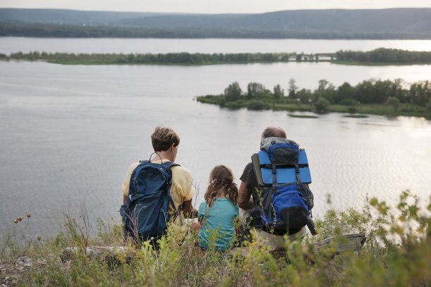 祖父母和孙子在户外背包徒步旅行。数字排毒。度假的。超本地旅游，家庭出游，度假，自然环境图片下载
