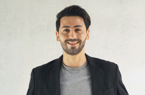 商务中东人的肖像，人与同事在网络摄像头群视频电话会议在办公室，技术设备。看相机图片下载