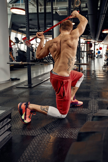 男子健身训练用大而重的轮胎锤。概念训练，交叉力量图片下载