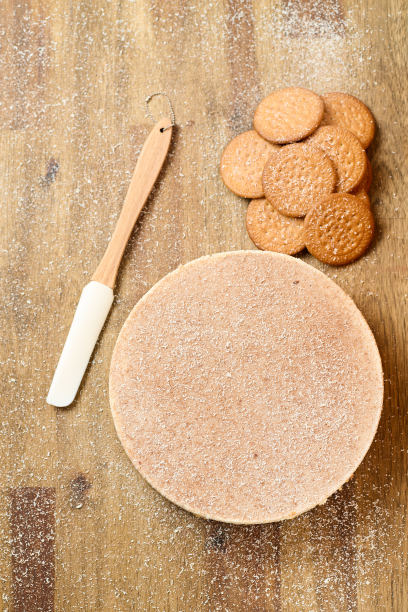 黑巧克力白巧克力蛋糕和饼干图片下载