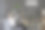 坐在办公室沙发上的男人用遥控器切换现代空调图片下载