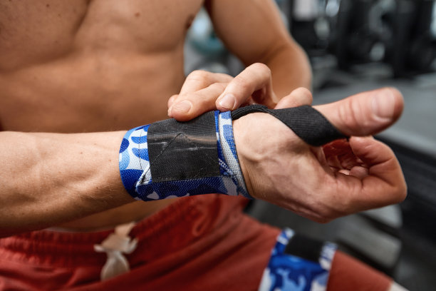 一位美丽的运动员在拳击比赛中双手缠上运动绷带。在锻炼之前做准备。赛前的情绪图片下载
