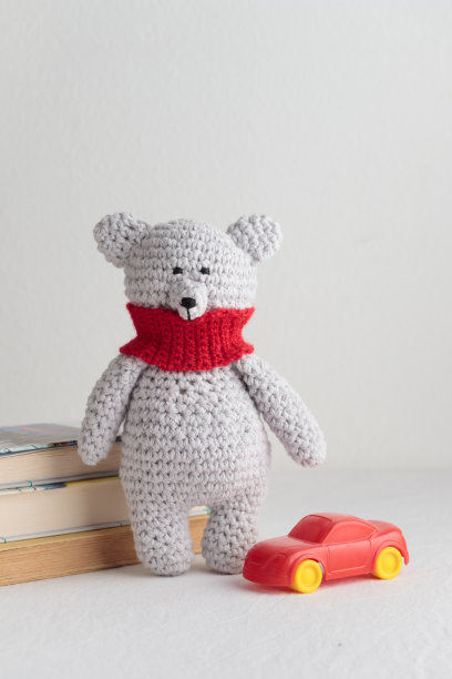 钩针编织可爱的泰迪熊与书籍和玩具图片下载