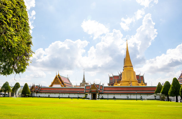 泰国曼谷最著名的旅游景点和必去的景点和寺庙，翡翠佛寺的景观背景照片，多云蓝天下的宏伟宫殿图片下载