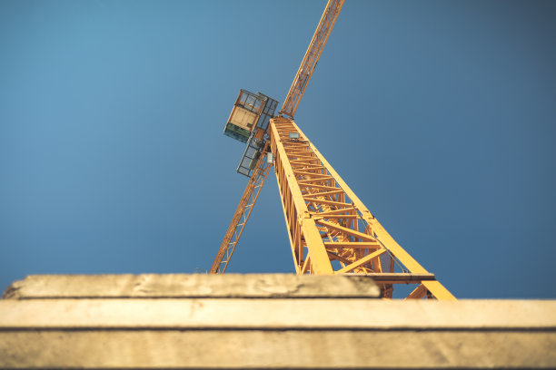 蓝天下的建筑塔式起重机图片下载