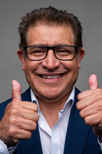 微笑的西班牙裔老人正面的面部照片，他的大拇指朝上图片下载