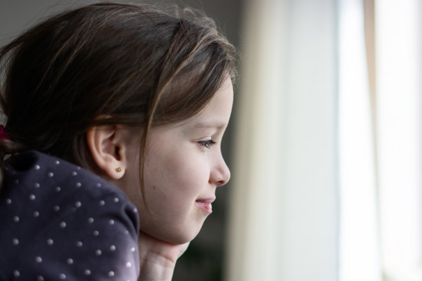 从窗户往里看的女孩图片下载