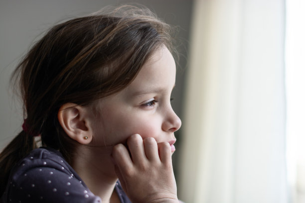 从窗户往里看的女孩图片下载