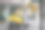 黄色铰接式吊杆升降机停在街道上用的是空筐图片下载