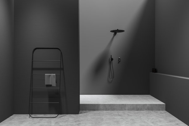 前视图黑暗的浴室内部，淋浴，毛巾图片下载