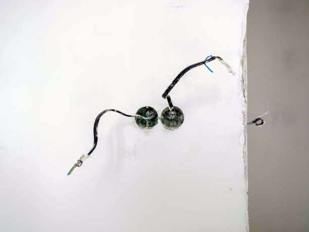 公寓装修的概念。墙上插座和开关的新配线。图片下载