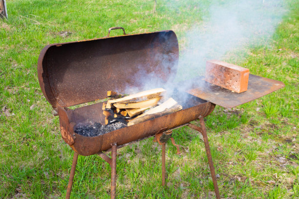 手工制作的火盆装满了燃烧的木头。烧烤。自然防火安全。图片下载