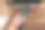 男性手拿电视遥控器图片下载