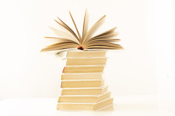 一堆书和一本打开的书。书籍为科教背景。读写概念图片下载