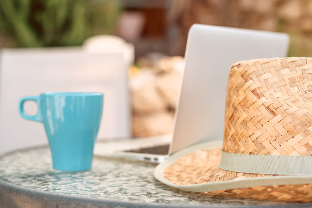 工作在度假后院露台工作区图片下载