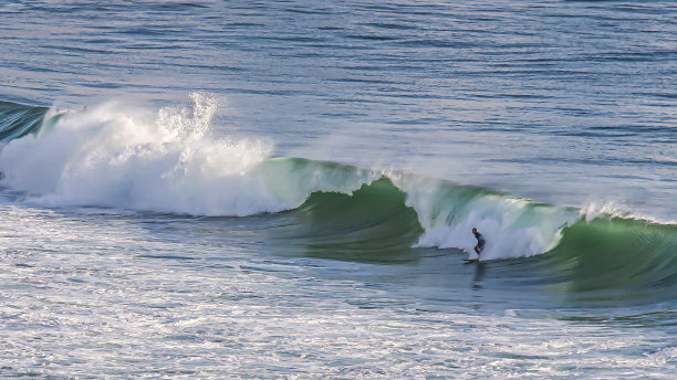 冲浪在阿尔加维-葡萄牙-图片下载