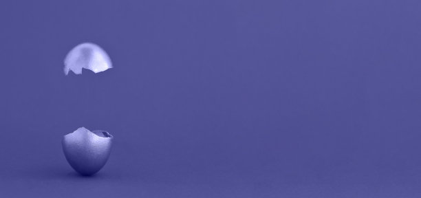 极具创意的复活节彩蛋惊喜概念。金色的复活节彩蛋在红色背景上掰成两半，飘浮。副本的空间。图片下载