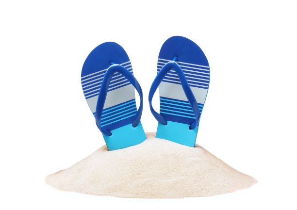 白色背景的沙滩条纹人字拖图片下载