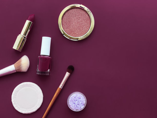 美妆和化妆品平面设计，以紫紫色为背景，化妆产品和化妆工具，少女和女性化的风格图片下载
