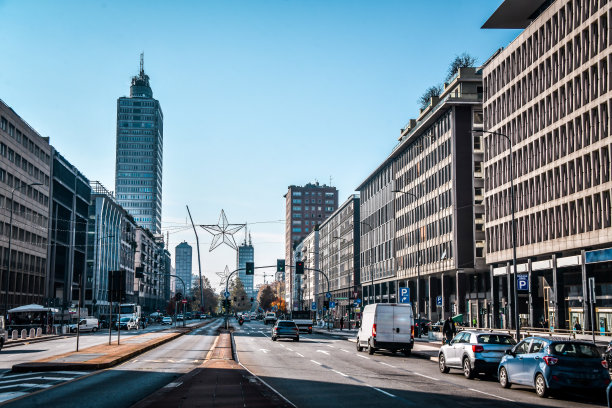 在意大利米兰的Vittor Pisani大街上穿过商业区的汽车图片下载